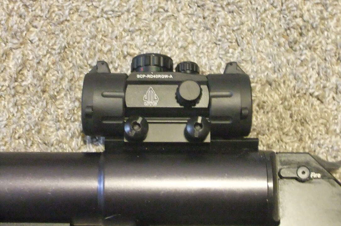 UTG RED DOT 4.0 MOA DOT 38MM WITH INTEGRAL MOUNT
